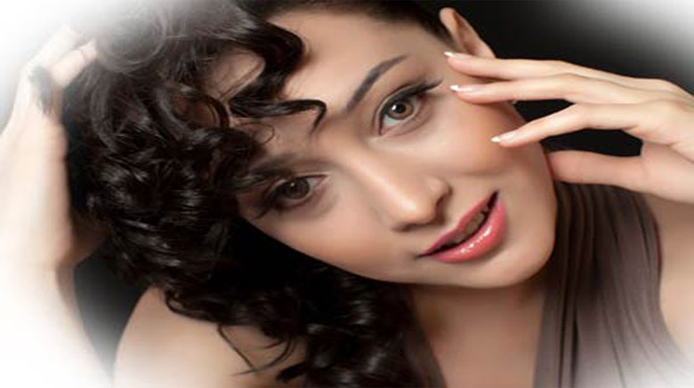 Gənc müğənni klipində makiyajsız görüntülənməkdən çəkindi