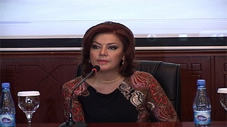 Əməkdar artist klipində məşhur modelyerin libaslarını geyindi