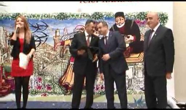 Röya yaşlı kişi ilə rəqs etdi