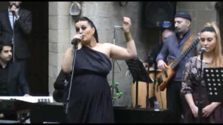 Elza Seyidcahan və Qənirə Paşayevanın xanımlara jesti