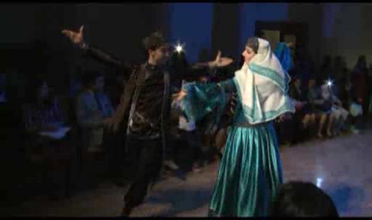 Milli geyimlərin fərqli təqdimatı