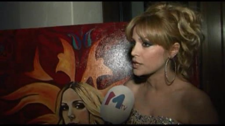 Nigar Camala portret hədiyyə etdilər