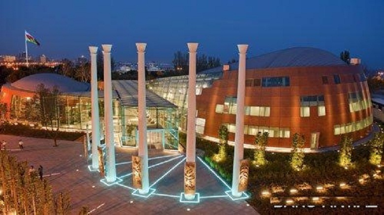 Məşhur sənətçilər kitab təqdimatında bir araya toplaşdı