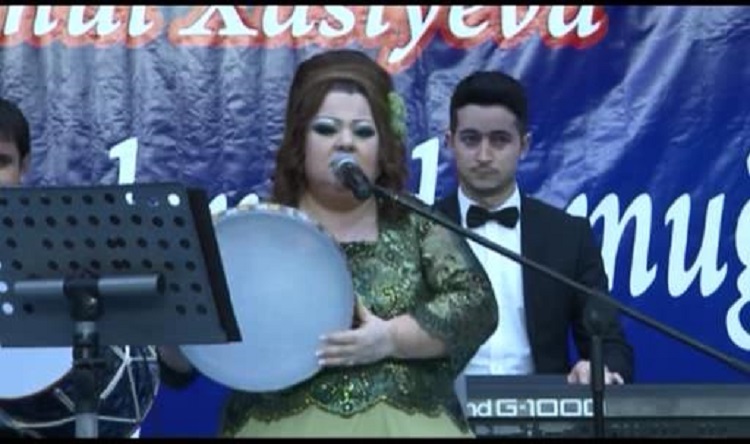 Könül Xasıyeva dinləyicilərinə maşın hədiyyə etdi