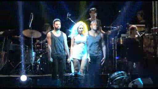 Hadisə səhnəyə qısa geyimdə, selülitləri ilə çıxdı