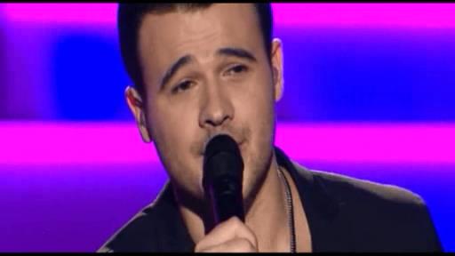 Emin Ağalarovun köməkçisi səhnədə yıxıldı