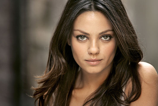 Mila Kunis paparazzilərə hücum etdi