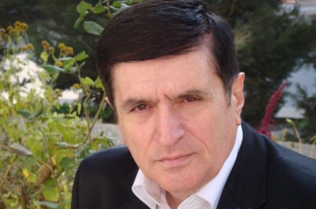 Baloğlan Əşrəfovun əlindən mikrafonu aldılar