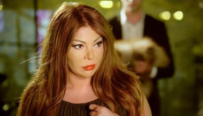 Aygün Kazımova hovuzda üzərkən görüntüləndi