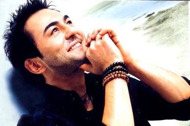 Serdar Ortaç həyat yoldaşına öpüşməyi qadağa etdi