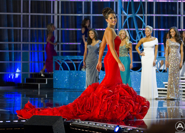 Model Meqan İrvin paltarını geyinməyə yer tapmadı