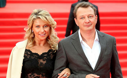 Marat Başarov həyat yoldaşını komaya saldı 