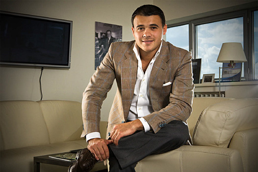 Emin qadına klip çəkdirdi