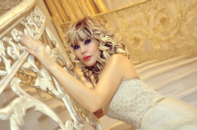 Brilliant Dadaşova "Asiyanın ariyası"nı oxuyub 