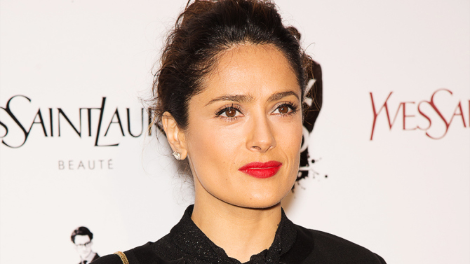 Salma Hayek obyektivlər qarşısına keçdi