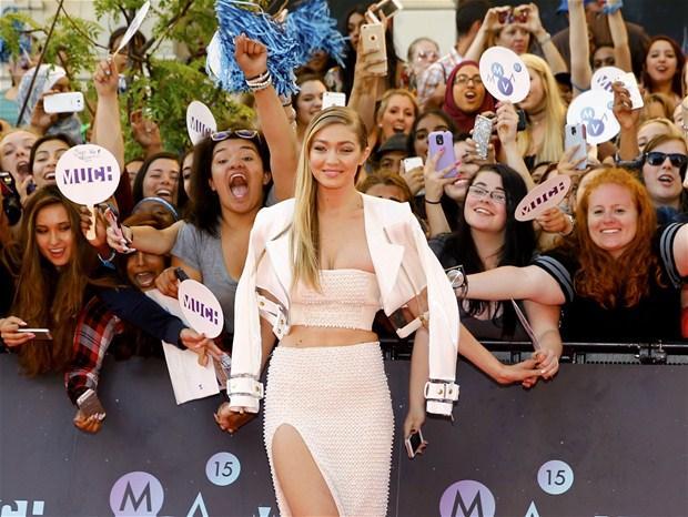 Cici Hadid geyimi ilə diqqəti öz üzərinə cəmlədi 