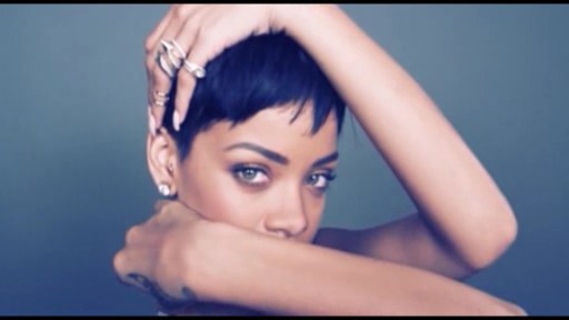 Rihanna qara transparan libasda 