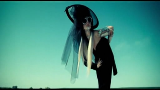 Ledi Qaqa çəkildiyi reklam üçün fotosessiya etdirib 