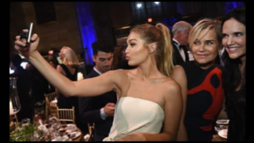 Cici Hadid ailəsi ilə xeyriyyə tədbirində