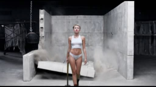 Mayli Sayrus ağlayaraq oxudu