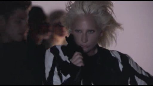 Ledi Qaqa bu dəfə eynəyi ilə diqqət çəkdi