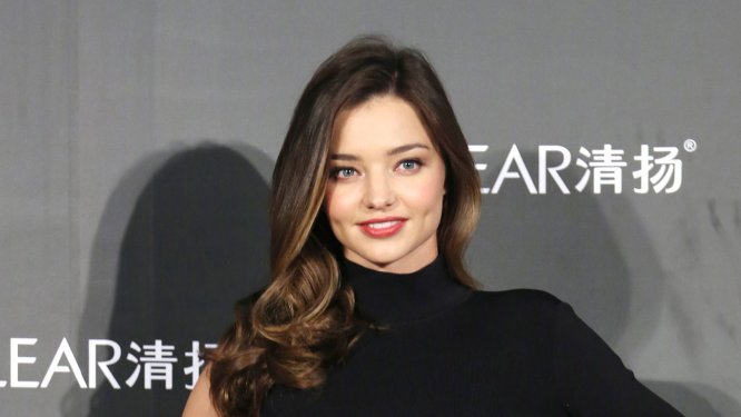 Miranda Kerr çimərlik geyimində kamera qarşısına keçdi