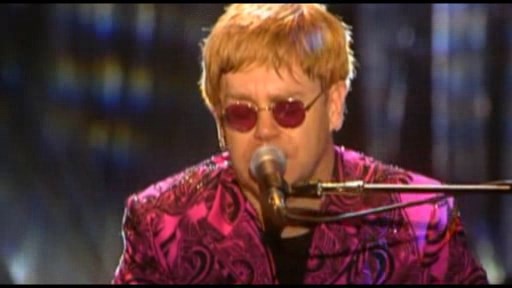 Elton Con vağzalda konsert verdi