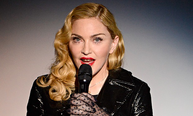 Madonna səhnəyə gəlinlik duvaqıyla çıxdı