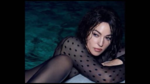 51 yaşlı Monika Belluççi ehtiraslı fotosessiyaya etdirdi