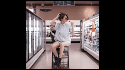 Selena Qomez supermarketdə fotosessiya etdirdi