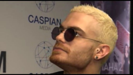 Elnur saçlarını sarıya boyatdı 