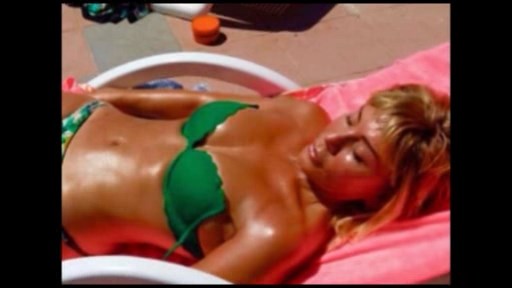 Brilliant Dadaşova yarıçılpaq şəkillərini çəkəni məhkəməyə verir