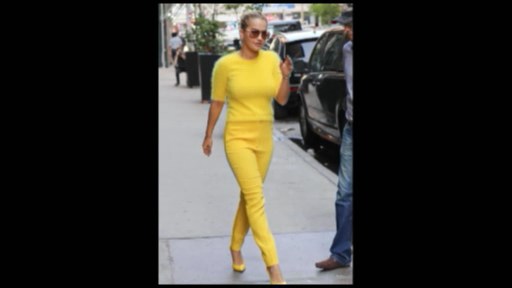 Rita Ora sarı geyimi ilə Nyu-York küçələrində görüntüləndi