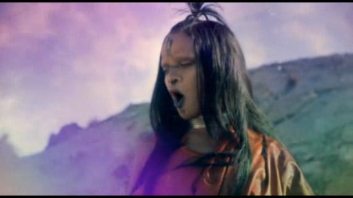 Rihanna ətrafdakıların diqqətini üzərinə çəkdi