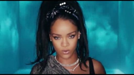 Rihanna fanatlarının üstünə qaçdı