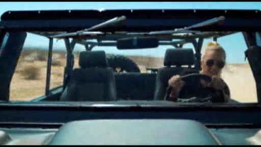 Ledi Qaqa köynəyi ilə diqqət mərkəzində