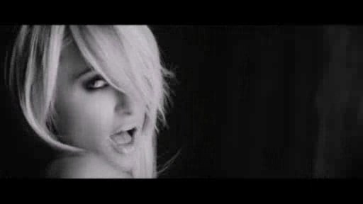 Peris Hilton podiuma çıxdı