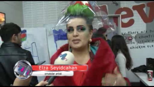 Elza başında gül buketi ilə küçədə