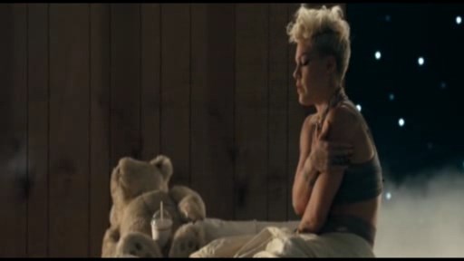 Hamilə olan müğənni Pink çılpaq halda kamera qarşısına keçdi