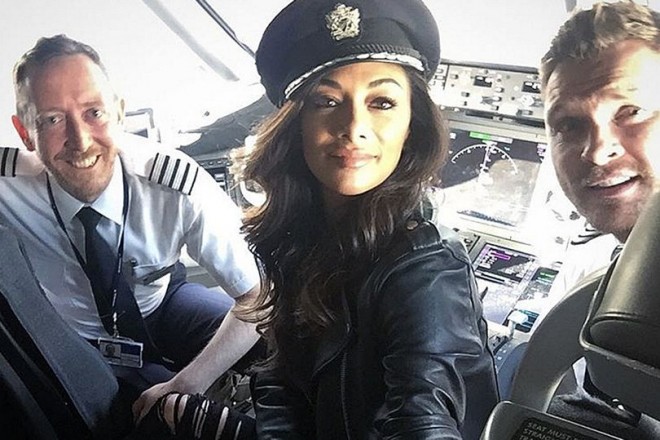 Nikol Şerzinger təyyarədə şou göstərdi
