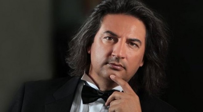 Çelik metroda mahnı oxudu