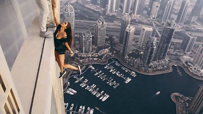 Model özünü 300 metr hündürlükdən aşağı atdı&nbsp;