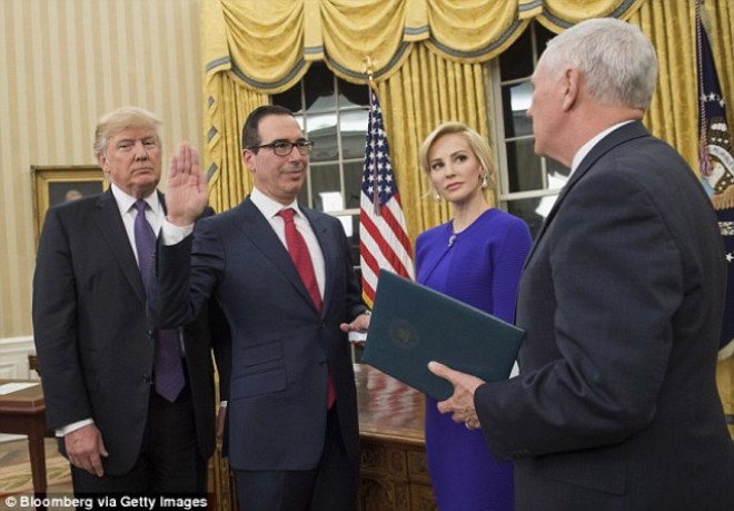 ABŞ-ın yeni maliyyə nazirinin çılpaq nişanlısı – fotolar+video