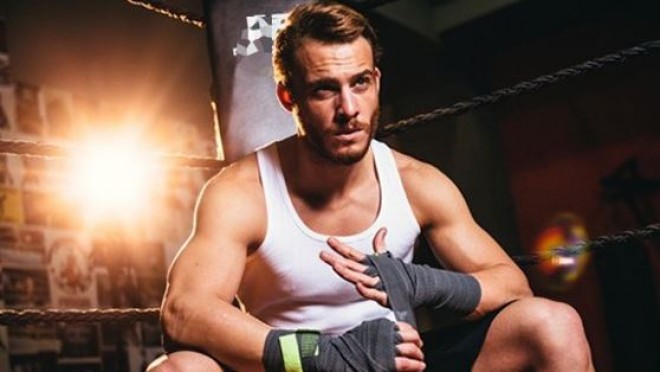 Kerem Bursin yeni reklamın siması olacaq