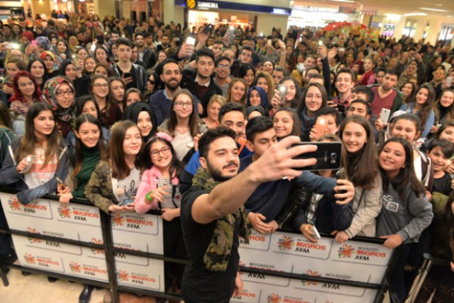 İlyas Yalçıntaş yorğunluqdan maşında yatıb qaldı