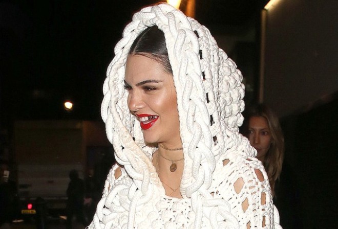 Kendall qızıl diş taxdırdı