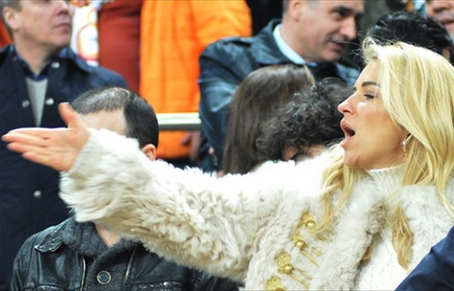 ​Burcu Esmersoyun futbol matçındakı həyəcanlı anları 