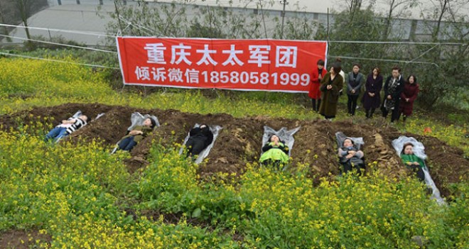 Boşanan çinlilər qəbrə girdilər