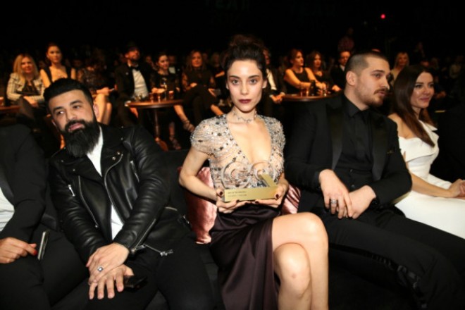 Cansu Dərə görünüşü ilə heyran etdi