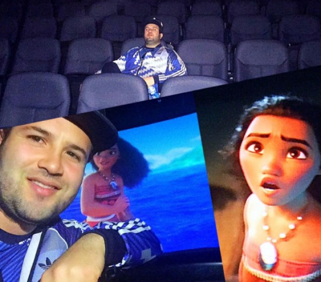 Elnur boş kinoteatrda cizgifilm izlədi